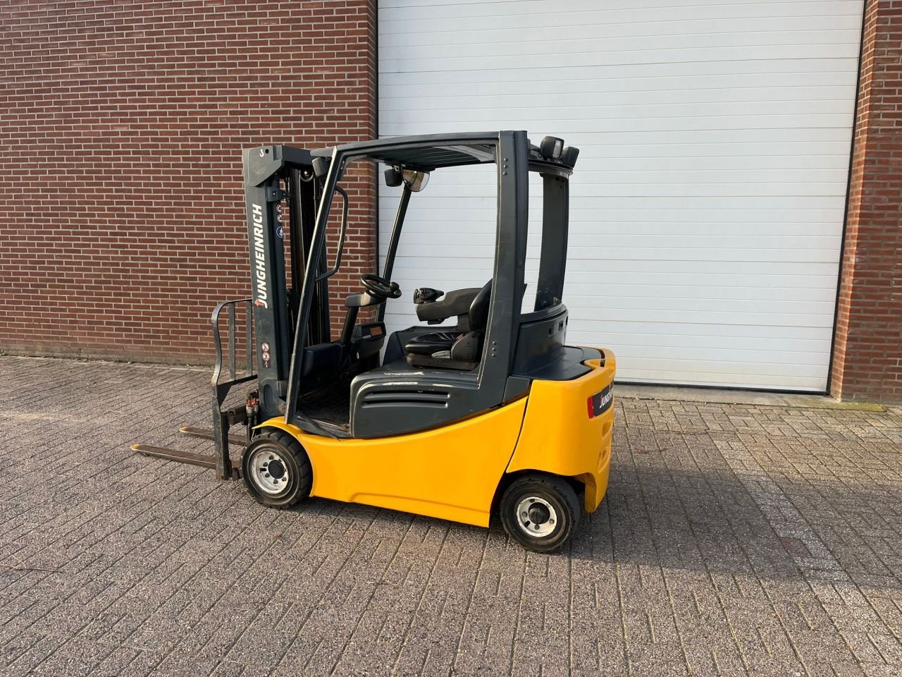 Frontstapler του τύπου Jungheinrich EFG320, Gebrauchtmaschine σε Buggenum (Φωτογραφία 2)