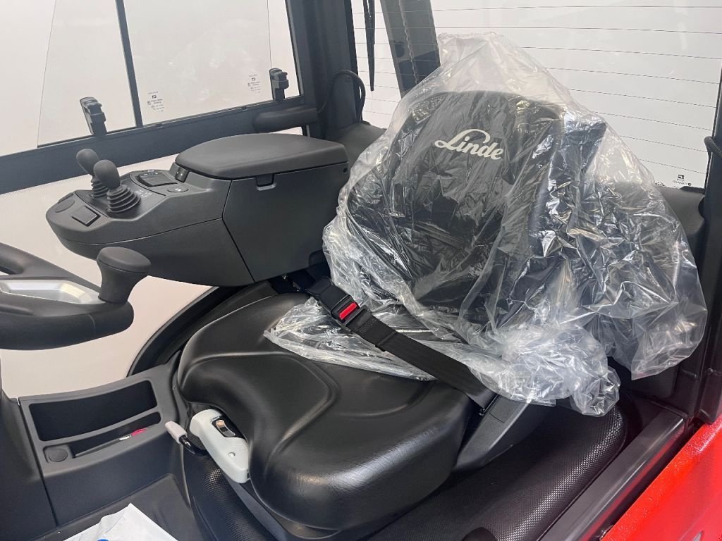 Frontstapler of the type Linde 1202 H 25 D-01, Neumaschine in Culemborg (Picture 4)