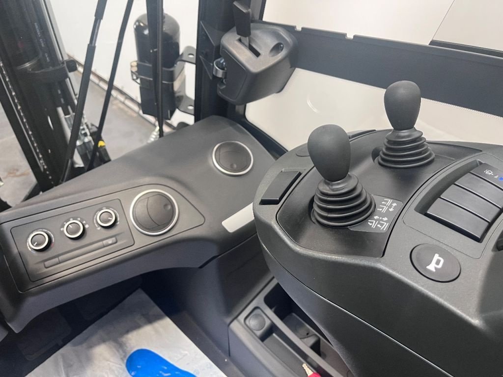 Frontstapler of the type Linde 1202 H 25 D-01, Neumaschine in Culemborg (Picture 8)