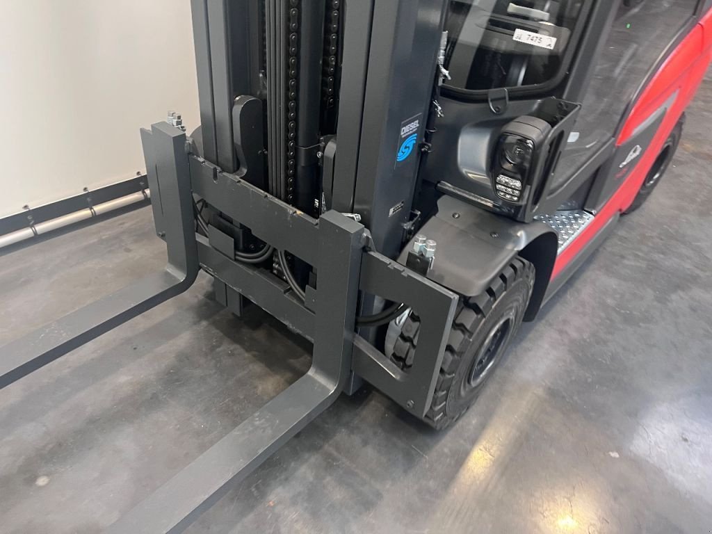 Frontstapler of the type Linde 1202 H 25 D-01, Neumaschine in Culemborg (Picture 5)