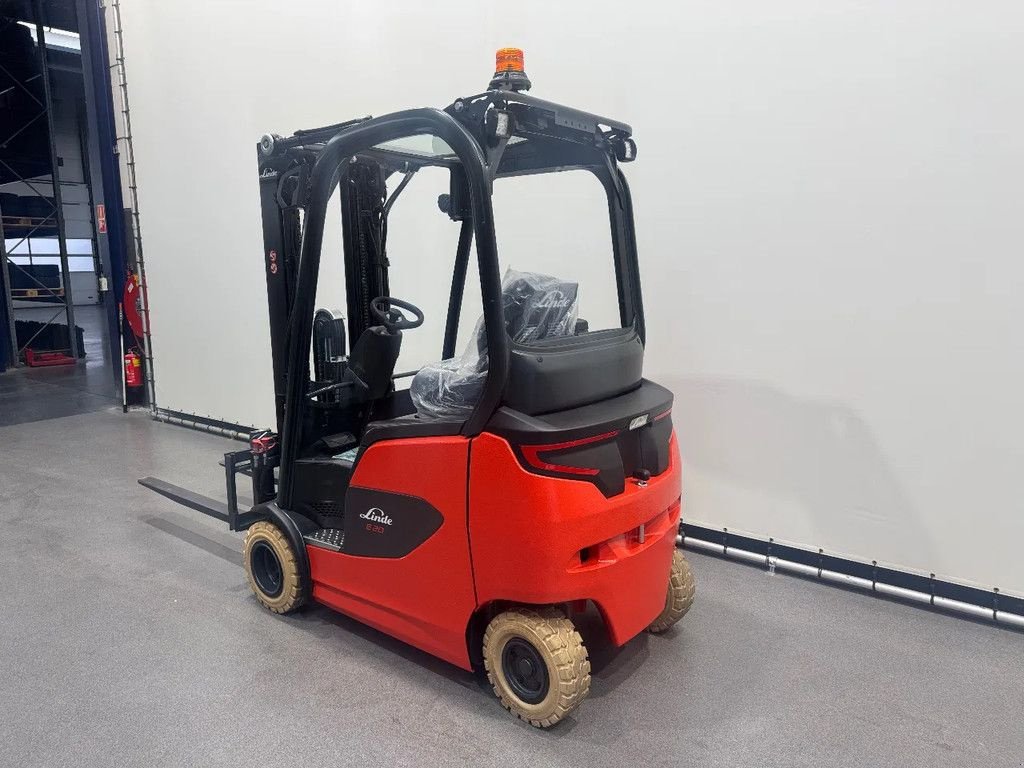 Frontstapler van het type Linde 1251 E 20 PH-01, Neumaschine in Culemborg (Foto 4)