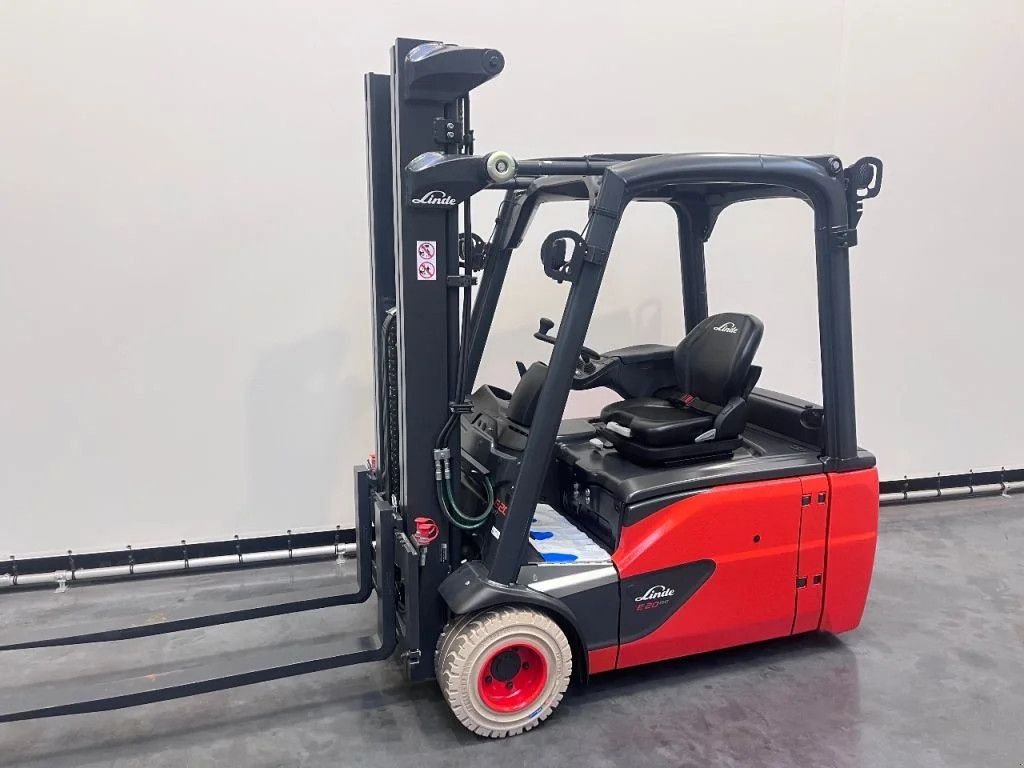 Frontstapler of the type Linde 386-02 E 20 L-02, Neumaschine in Culemborg (Picture 2)