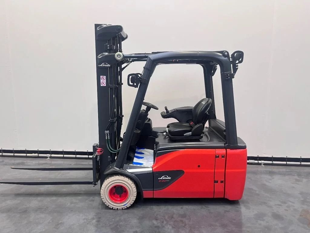 Frontstapler of the type Linde 386-02 E 20 L-02, Neumaschine in Culemborg (Picture 3)