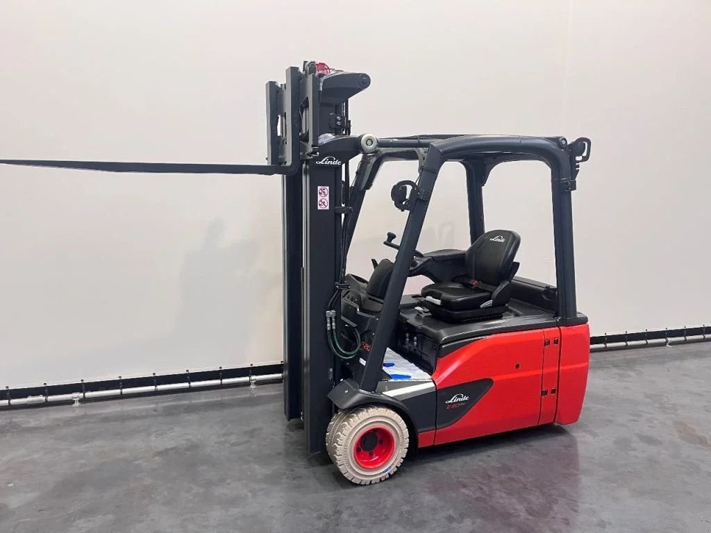 Frontstapler of the type Linde 386-02 E 20 L-02, Neumaschine in Culemborg (Picture 10)