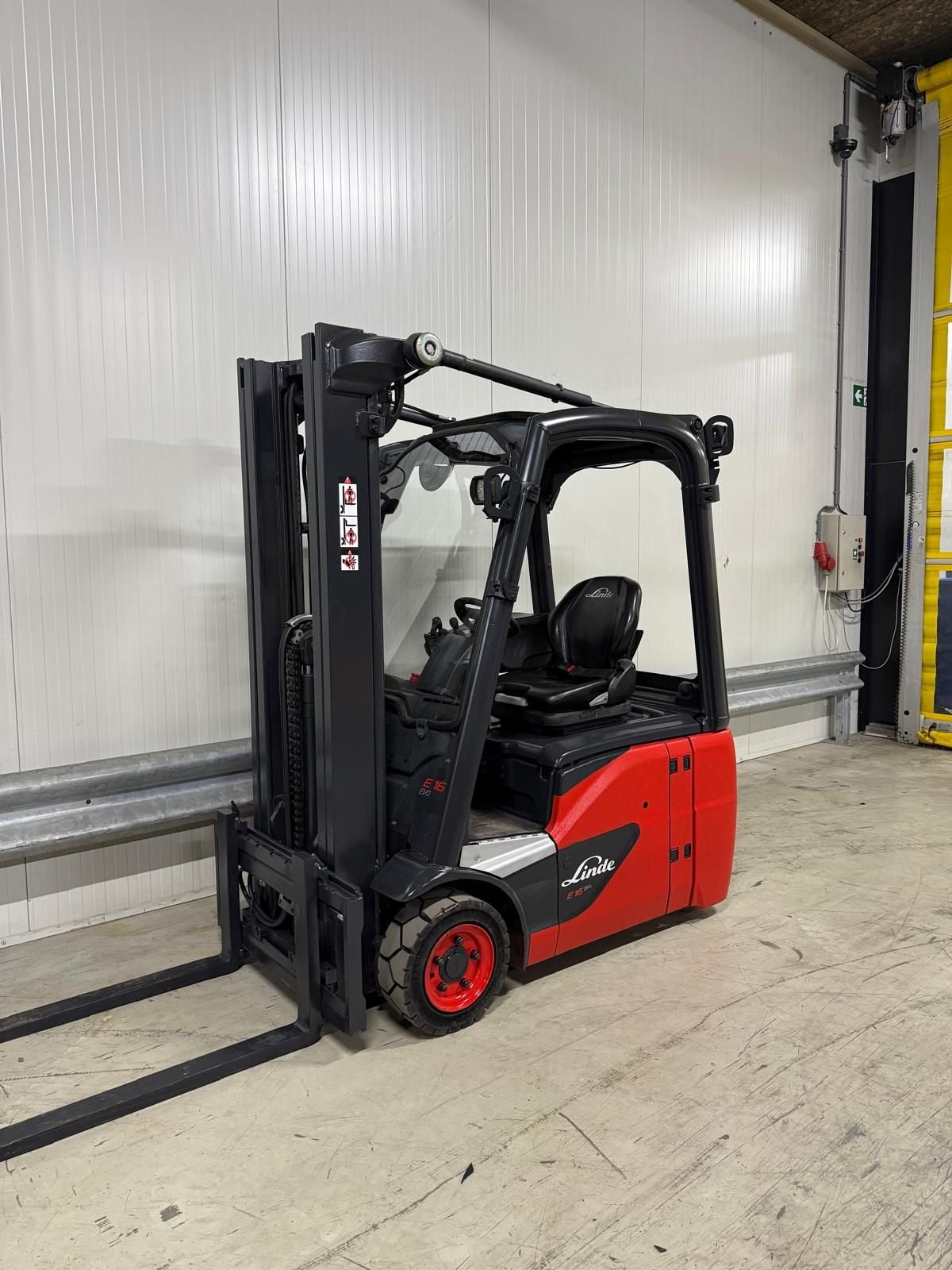 Frontstapler van het type Linde E16-02, Gebrauchtmaschine in Vianen (Foto 2)