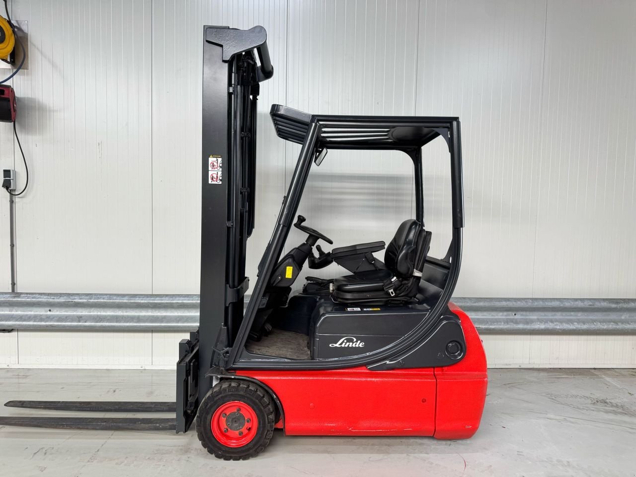 Frontstapler du type Linde E16, Gebrauchtmaschine en Vianen (Photo 1)