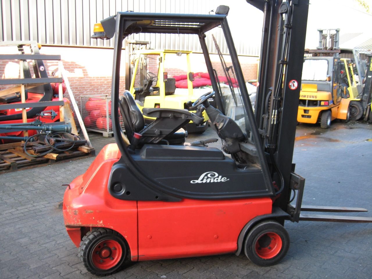 Frontstapler of the type Linde E20, Gebrauchtmaschine in Oldenzaal (Picture 3)