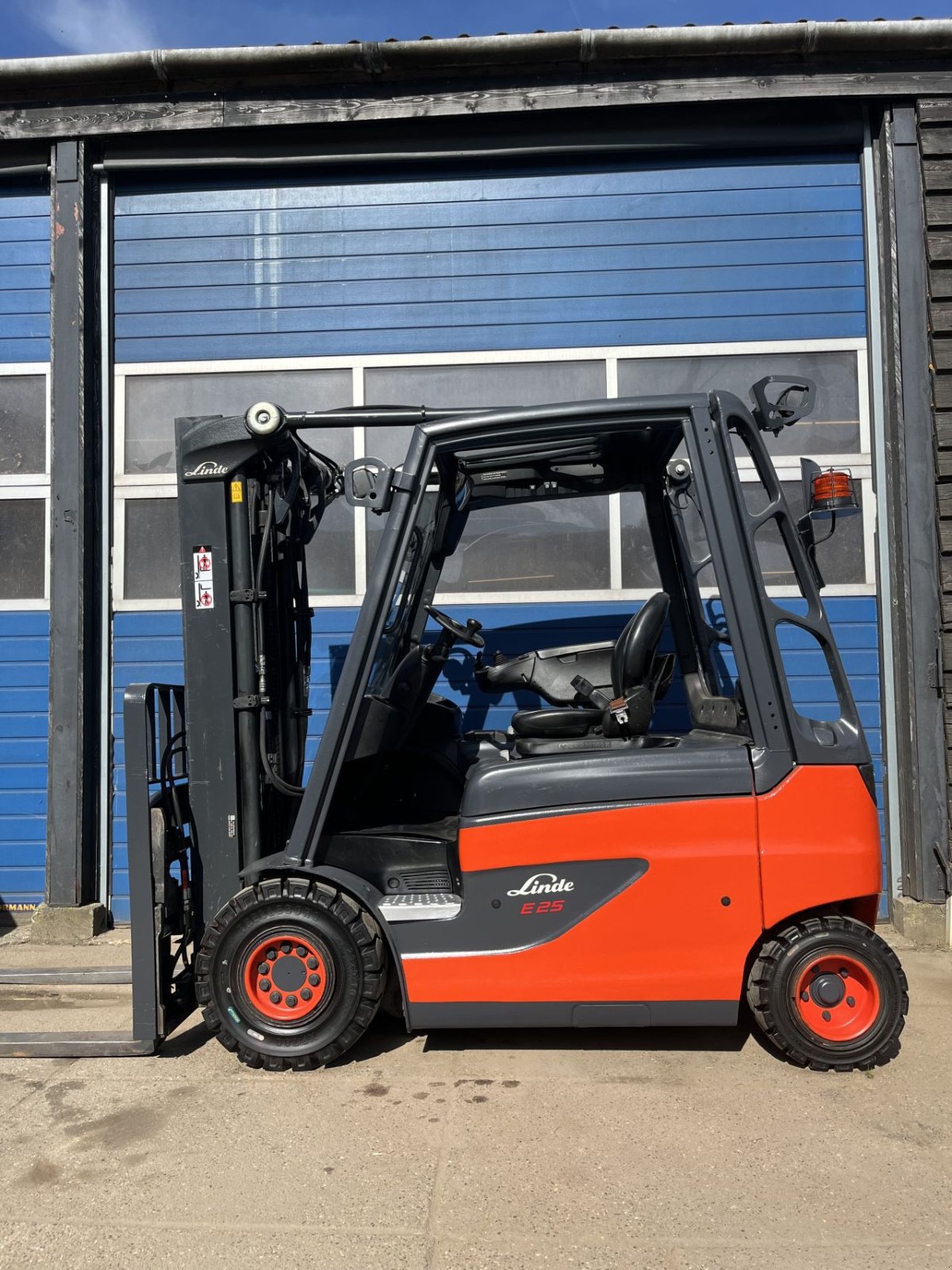 Frontstapler des Typs Linde E25-01, Gebrauchtmaschine in Lelystad (Bild 2)