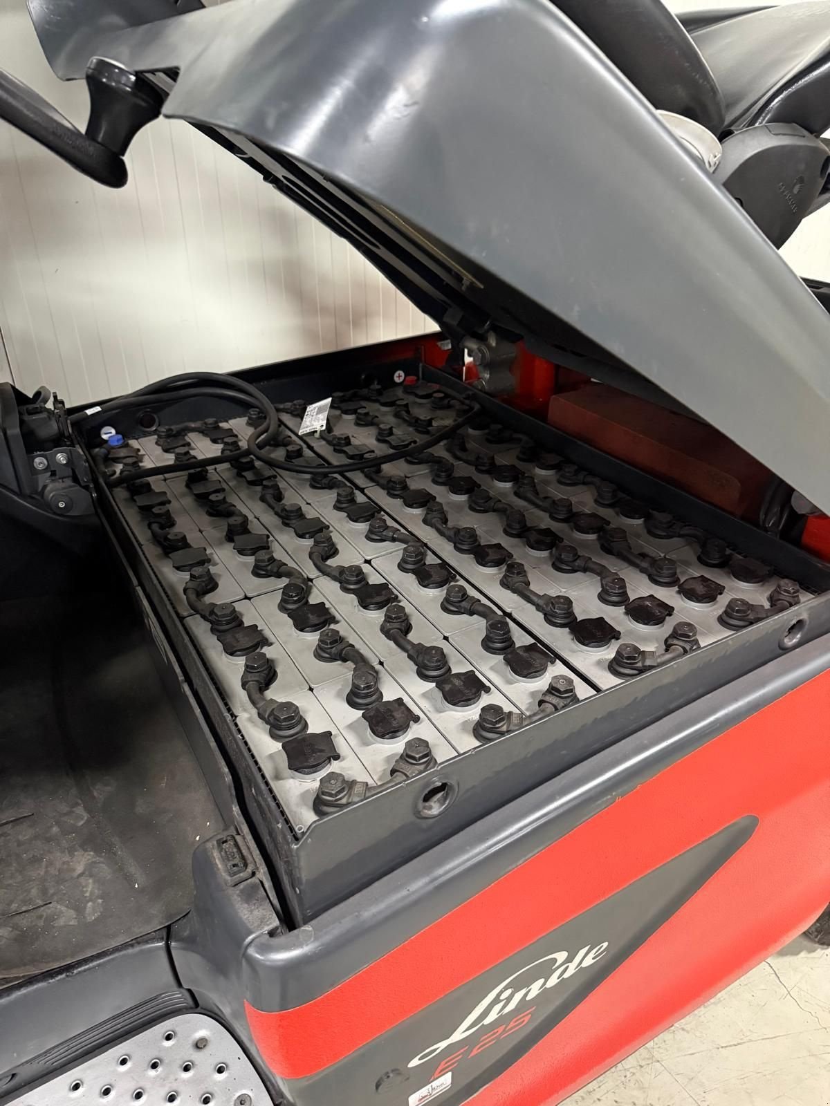 Frontstapler des Typs Linde E25-02, Gebrauchtmaschine in Vianen (Bild 8)