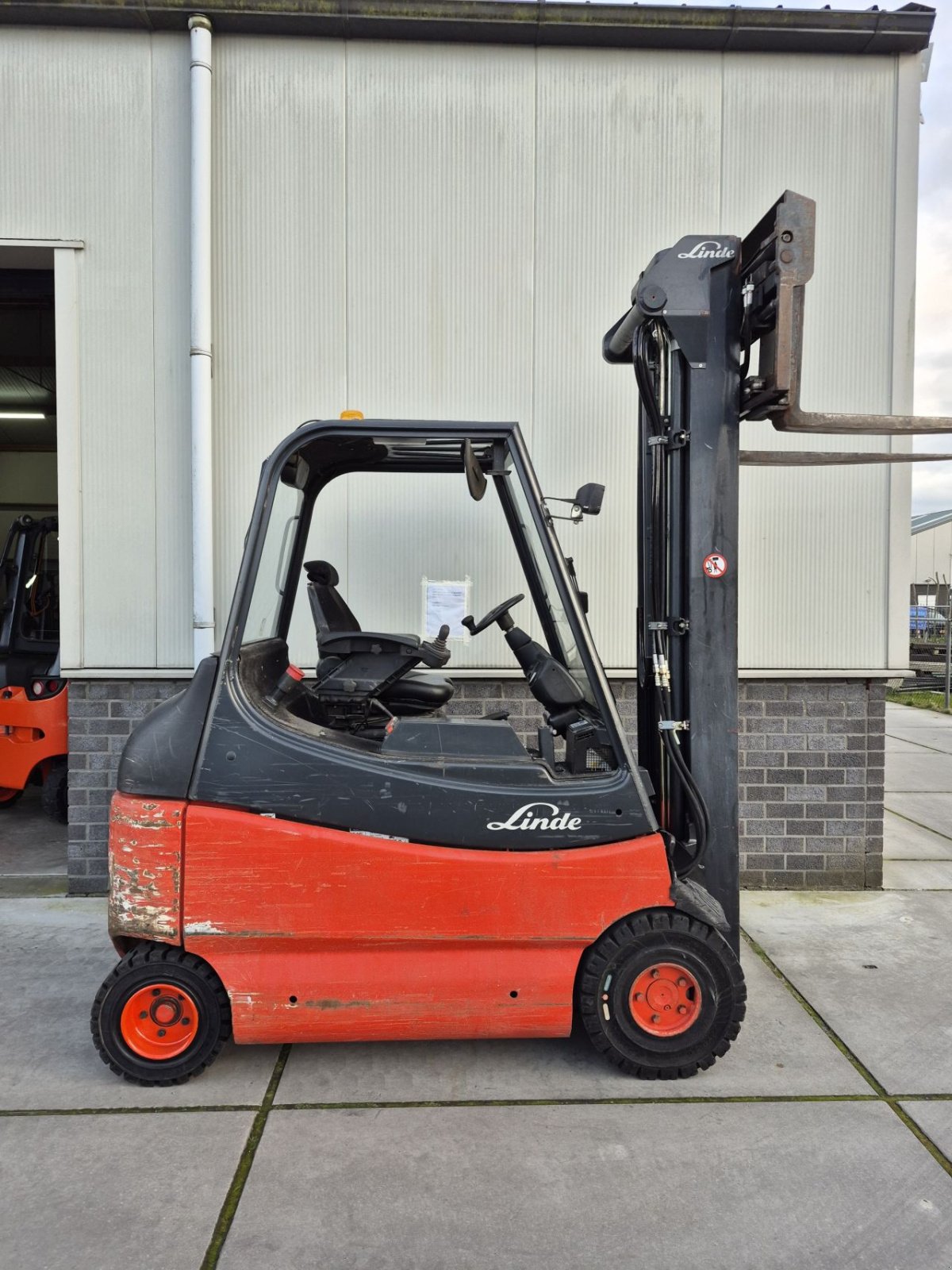 Frontstapler del tipo Linde E25-03/600, Gebrauchtmaschine en Biddinghuizen (Imagen 4)