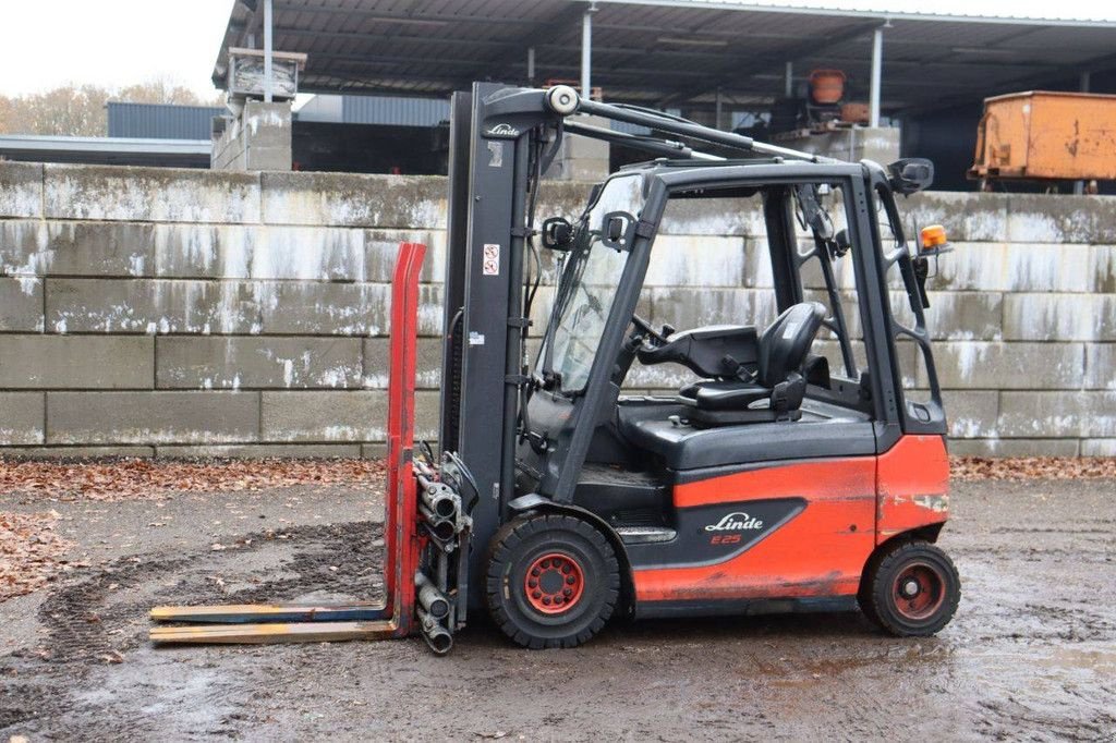Frontstapler of the type Linde E25, Gebrauchtmaschine in Antwerpen (Picture 1)