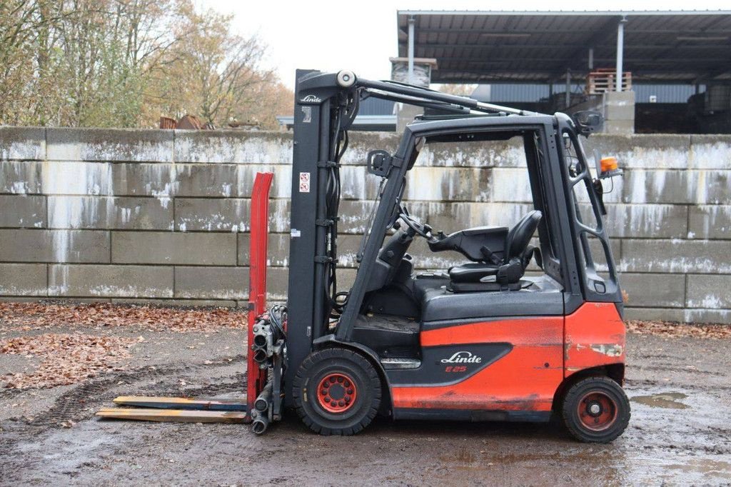 Frontstapler of the type Linde E25, Gebrauchtmaschine in Antwerpen (Picture 2)
