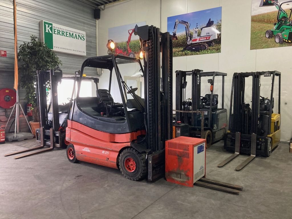 Frontstapler des Typs Linde e25, Gebrauchtmaschine in Dronten (Bild 4)
