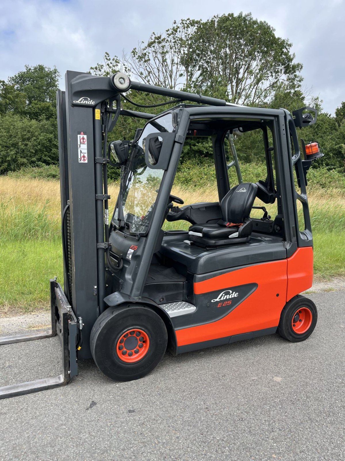 Frontstapler of the type Linde E25, Gebrauchtmaschine in Lelystad (Picture 1)