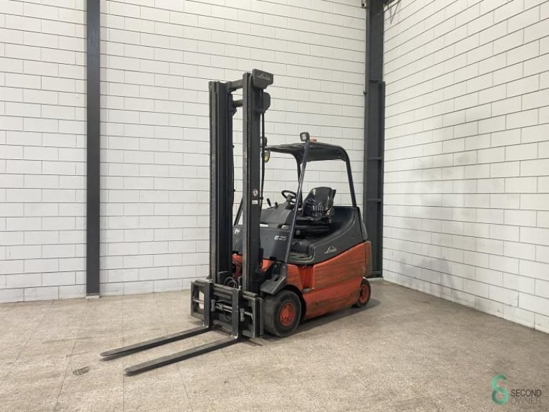 Frontstapler des Typs Linde E25, Gebrauchtmaschine in Wijchen (Bild 1)