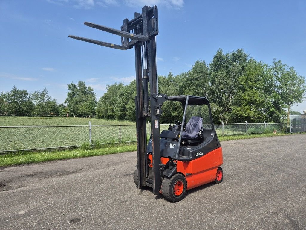 Frontstapler of the type Linde E30/600-02, Gebrauchtmaschine in Mijdrecht (Picture 4)