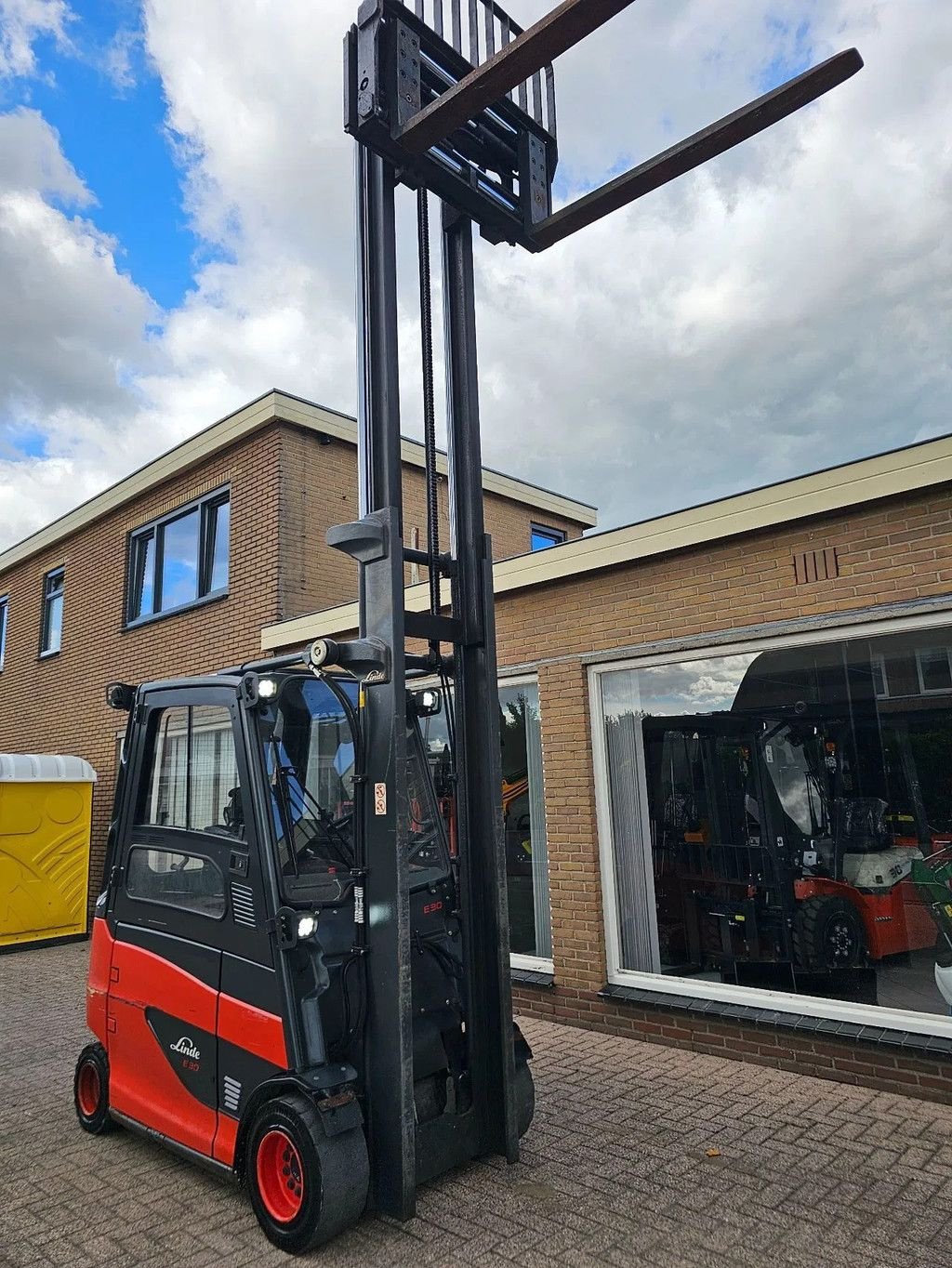 Frontstapler of the type Linde E30 elektrische heftruck vorkheftruck, Gebrauchtmaschine in Scherpenzeel (Picture 3)