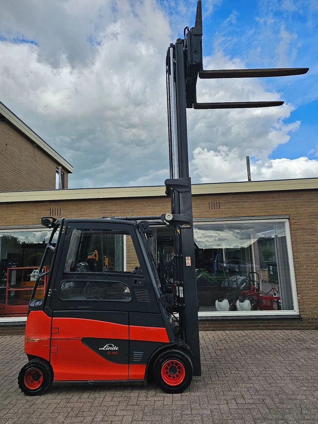 Frontstapler of the type Linde E30 elektrische heftruck vorkheftruck, Gebrauchtmaschine in Scherpenzeel (Picture 7)