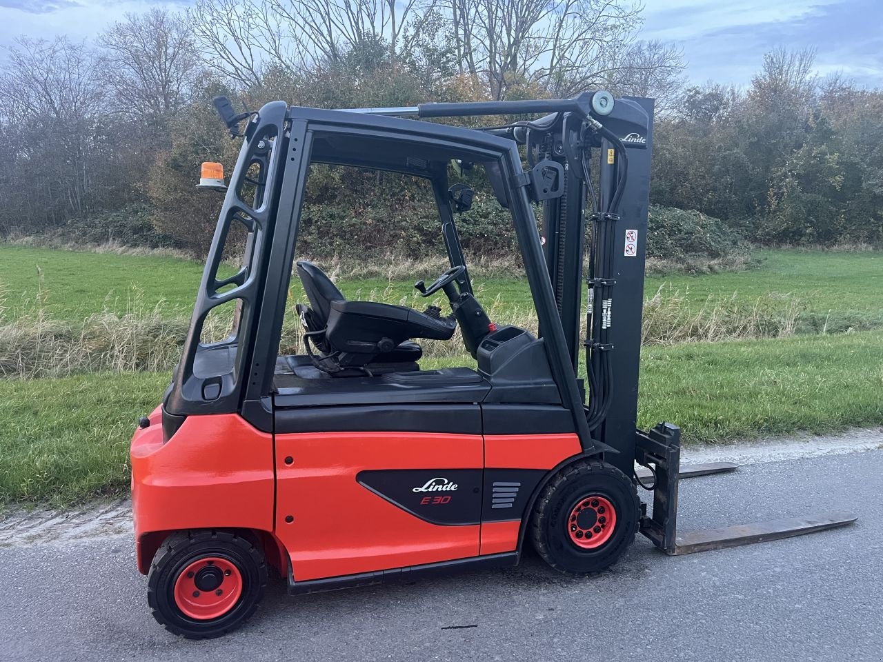 Frontstapler del tipo Linde E30, Gebrauchtmaschine In Lelystad (Immagine 3)
