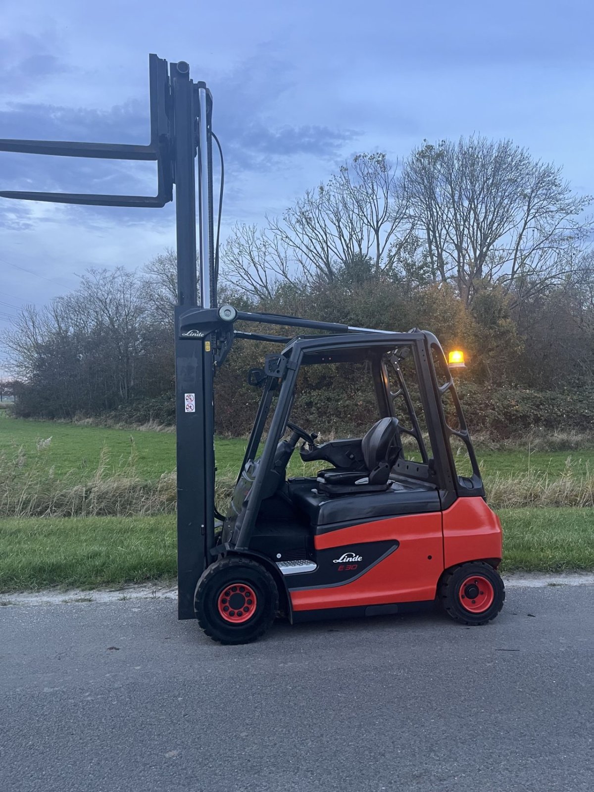 Frontstapler del tipo Linde E30, Gebrauchtmaschine In Lelystad (Immagine 2)