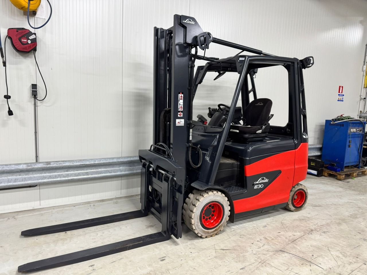 Frontstapler des Typs Linde E30HL01, Gebrauchtmaschine in Vianen (Bild 2)