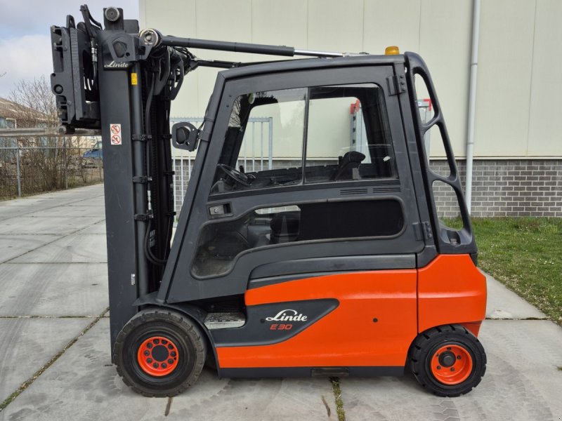 Linde E30L-01, Gebrauchtmaschine, Baujahr: 2018, Betriebsstunden / Hektar: 8629 (Bild 1) Frontstapler des Typs Linde E30L-01, Gebrauchtmaschine in Biddinghuizen (Bild 1)