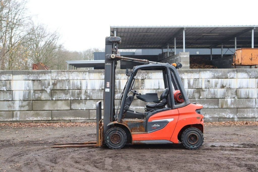 Frontstapler des Typs Linde H25T-01, Gebrauchtmaschine in Antwerpen (Bild 2)