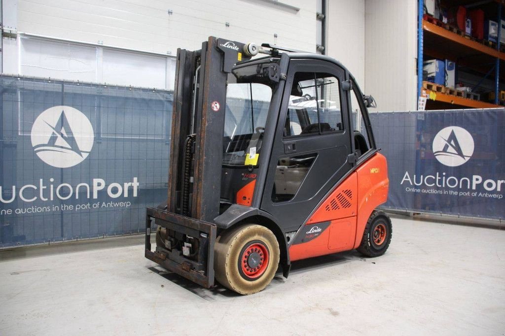 Frontstapler of the type Linde H30t-02, Gebrauchtmaschine in Antwerpen (Picture 1)