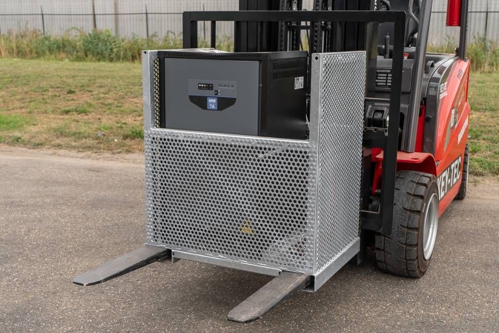 Frontstapler of the type Manitou ME 435, Neumaschine in Moerbeke (Picture 9)