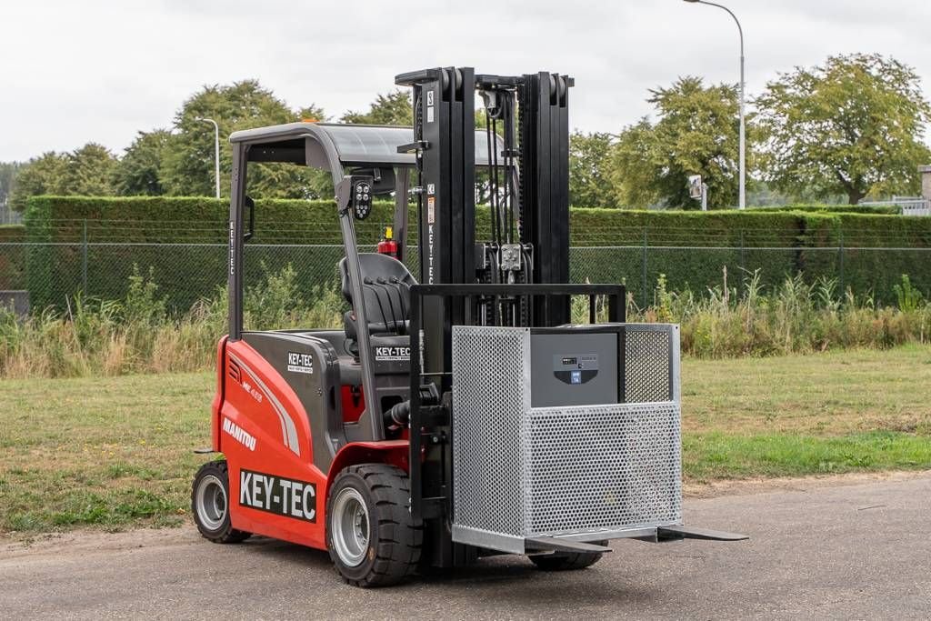 Frontstapler of the type Manitou ME 435, Neumaschine in Moerbeke (Picture 3)