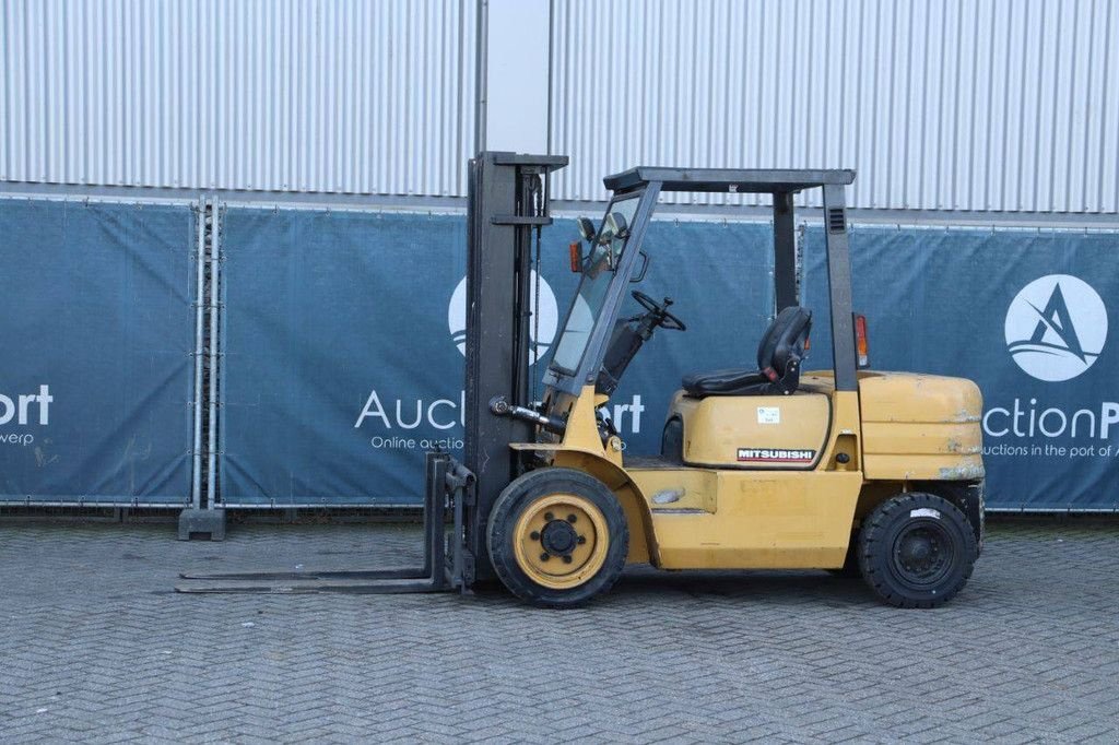 Frontstapler del tipo Mitsubishi FD30, Gebrauchtmaschine In Antwerpen (Immagine 1)