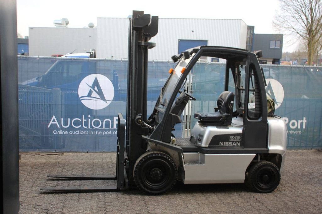 Frontstapler Türe ait Nissan 25, Gebrauchtmaschine içinde Antwerpen (resim 1)