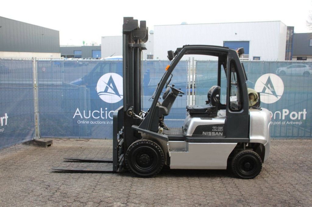 Frontstapler Türe ait Nissan 25, Gebrauchtmaschine içinde Antwerpen (resim 2)