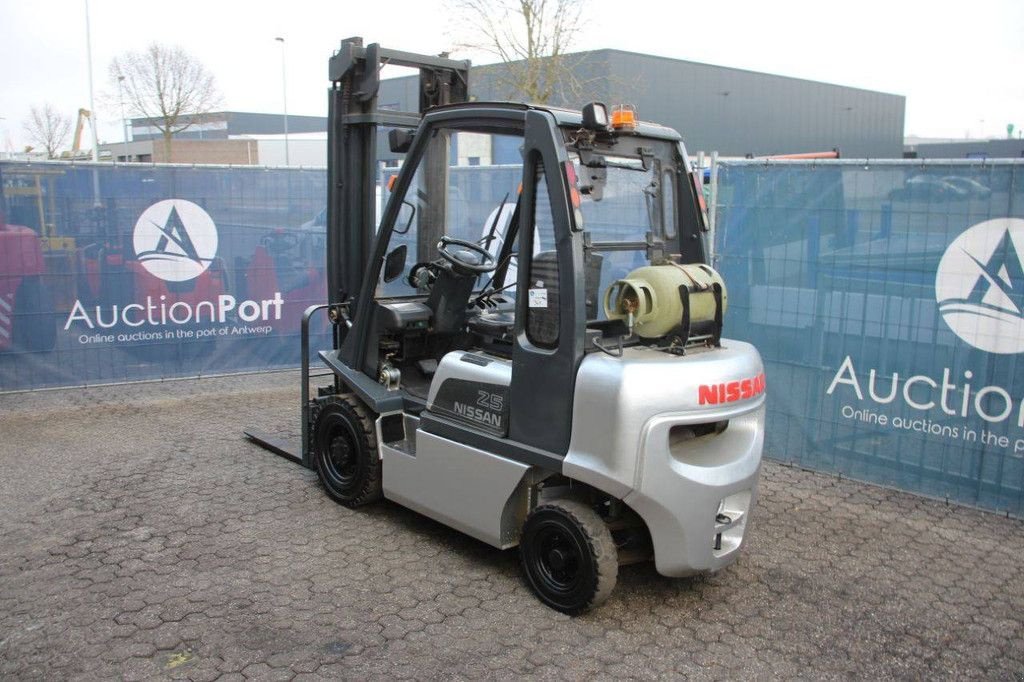 Frontstapler Türe ait Nissan 25, Gebrauchtmaschine içinde Antwerpen (resim 3)