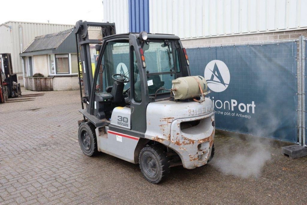 Frontstapler типа Nissan 30, Gebrauchtmaschine в Antwerpen (Фотография 3)