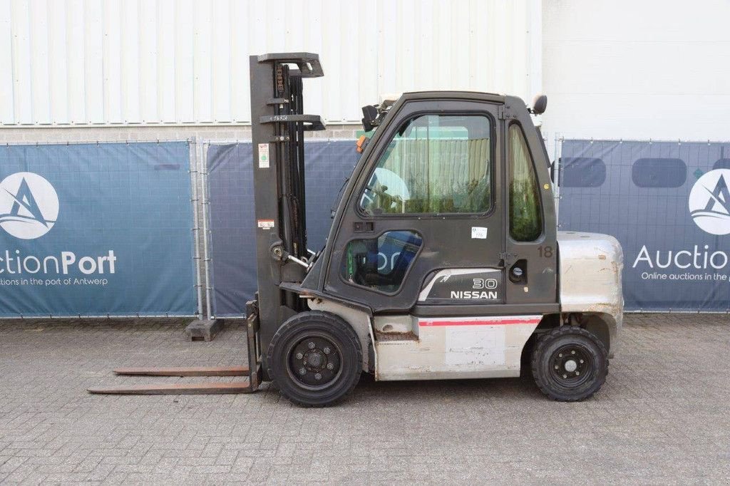 Frontstapler del tipo Nissan 30, Gebrauchtmaschine In Antwerpen (Immagine 2)