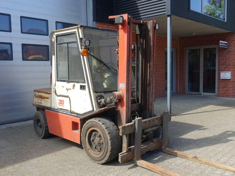 Frontstapler des Typs Nissan EGH02A30U // 3000 kg diesel, Gebrauchtmaschine in Skive (Bild 1)