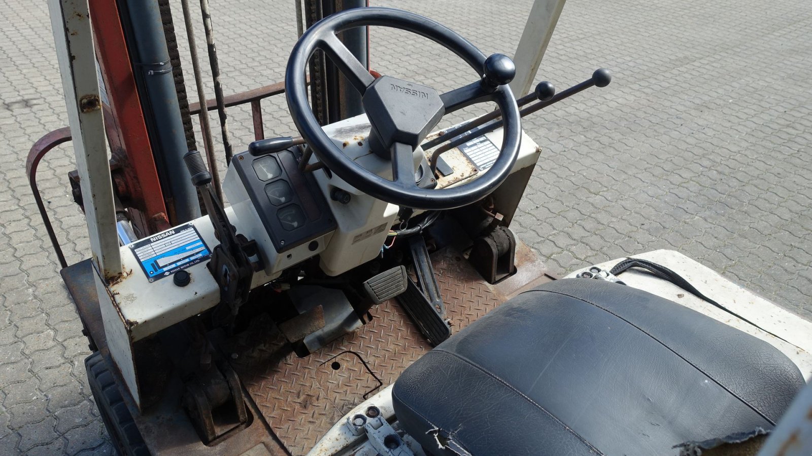 Frontstapler of the type Nissan EH02 A 20U // 2000 kg diesel, Gebrauchtmaschine in Skive (Picture 5)