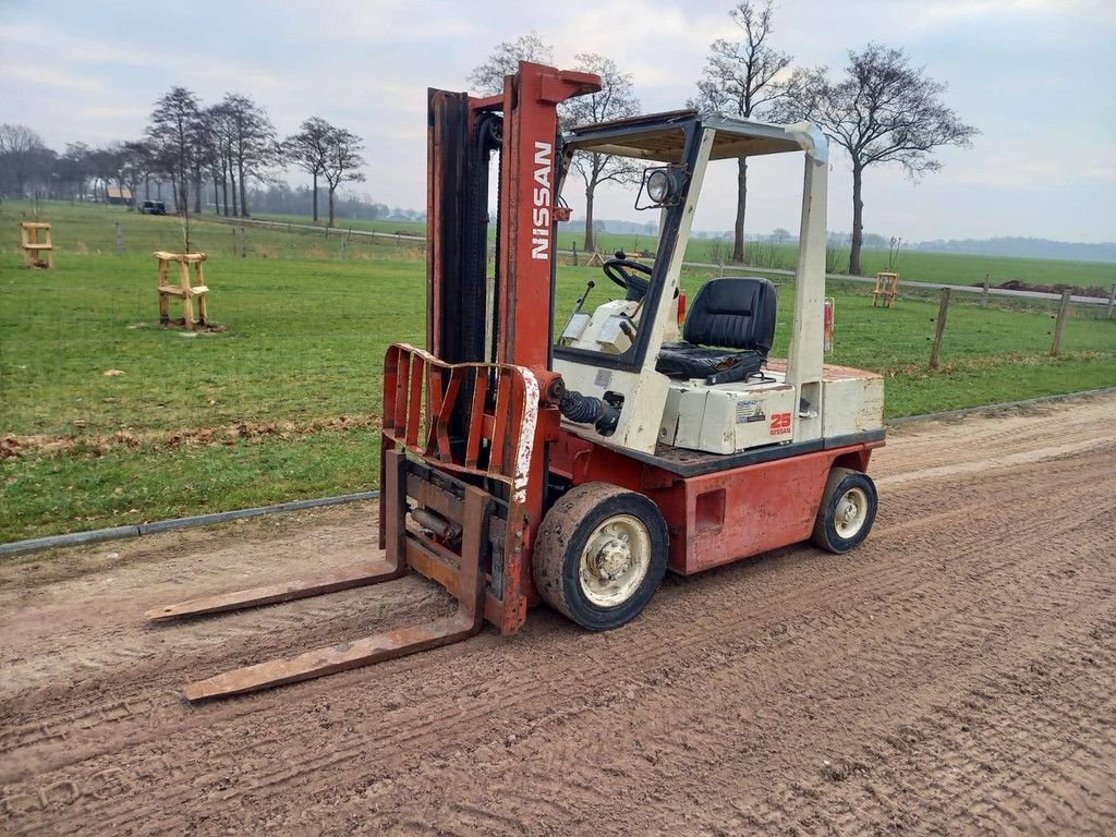 Frontstapler du type Nissan FD25, Gebrauchtmaschine en Antwerpen (Photo 1)