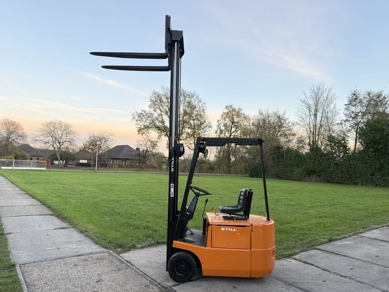 Frontstapler typu Sonstige -, Gebrauchtmaschine v Hoenzadriel (Obrázek 8)