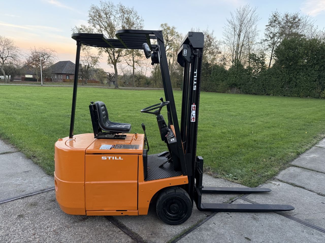 Frontstapler typu Sonstige -, Gebrauchtmaschine v Hoenzadriel (Obrázek 2)