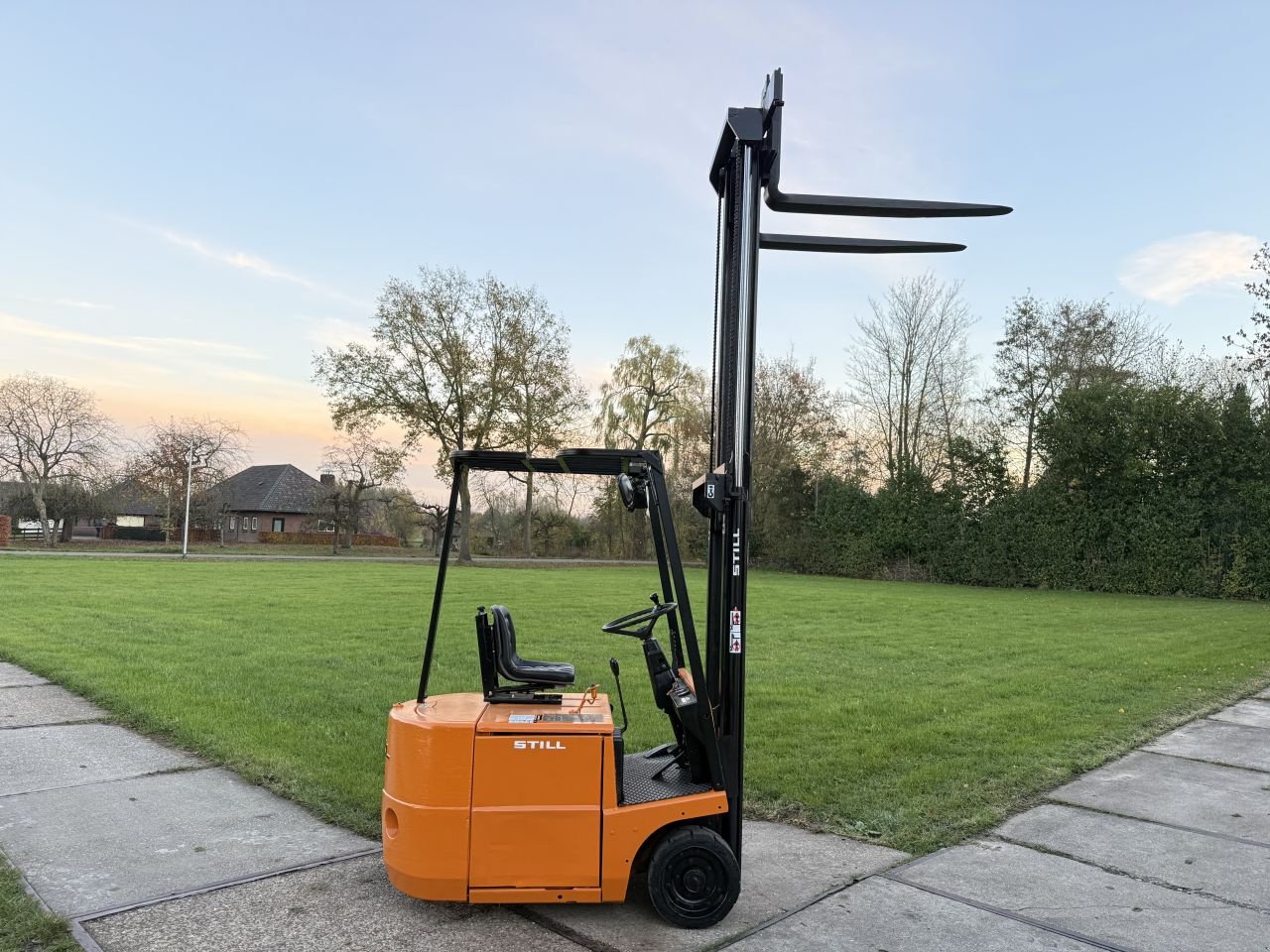 Frontstapler typu Sonstige -, Gebrauchtmaschine v Hoenzadriel (Obrázek 9)