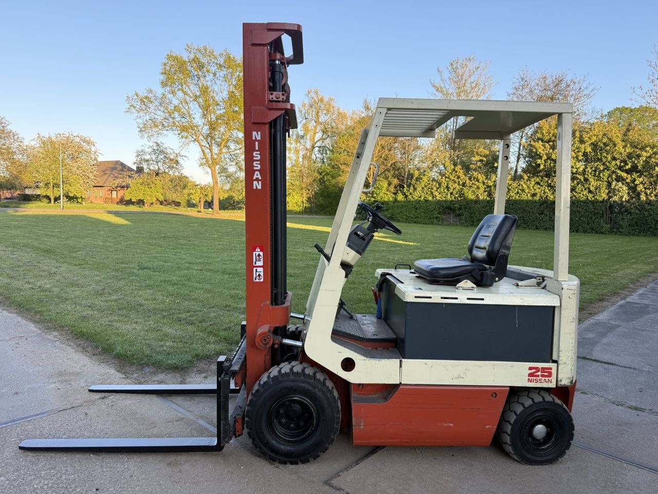 Frontstapler типа Sonstige -, Gebrauchtmaschine в Hoenzadriel (Фотография 1)