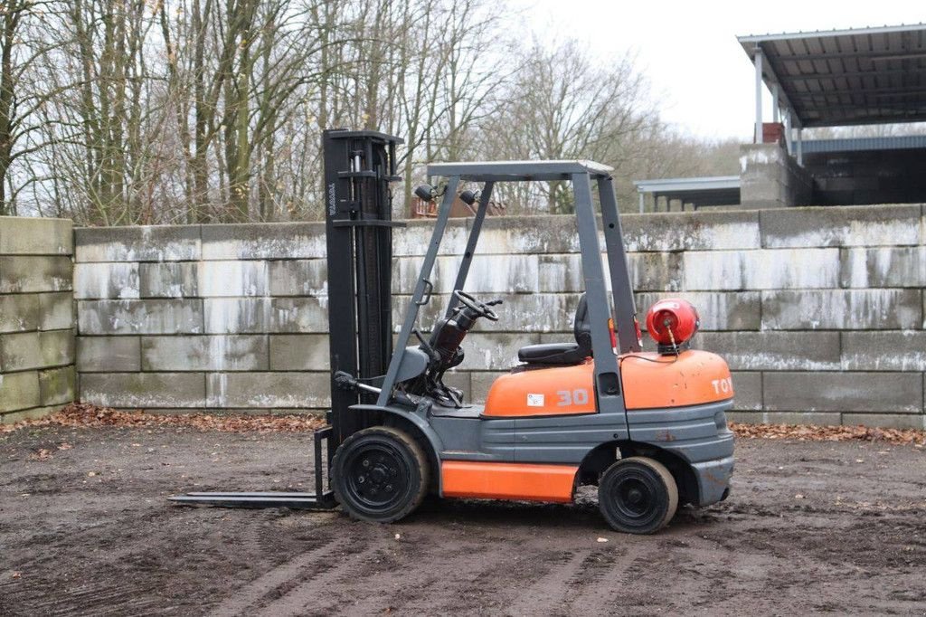 Frontstapler of the type Toyota 02-6FG-30, Gebrauchtmaschine in Antwerpen (Picture 3)