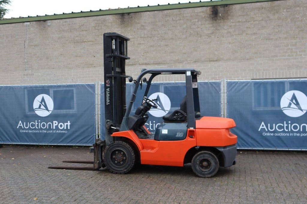 Frontstapler of the type Toyota 02-7FD30, Gebrauchtmaschine in Antwerpen (Picture 3)