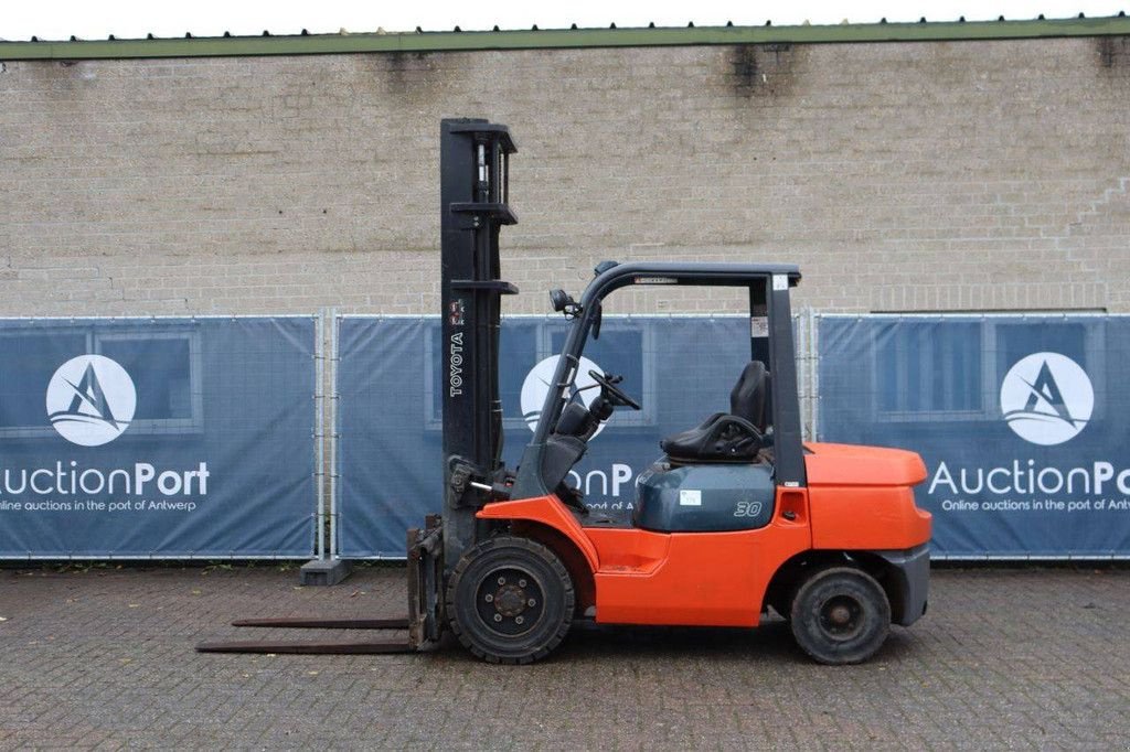 Frontstapler of the type Toyota 02-7FD30, Gebrauchtmaschine in Antwerpen (Picture 2)