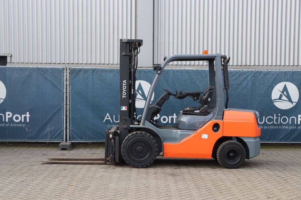 Frontstapler typu Toyota 02-8FGF30, Gebrauchtmaschine w Antwerpen (Zdjęcie 2)