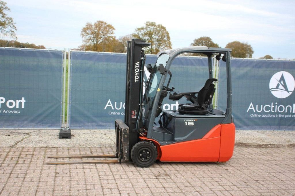 Frontstapler du type Toyota 16, Gebrauchtmaschine en Antwerpen (Photo 1)