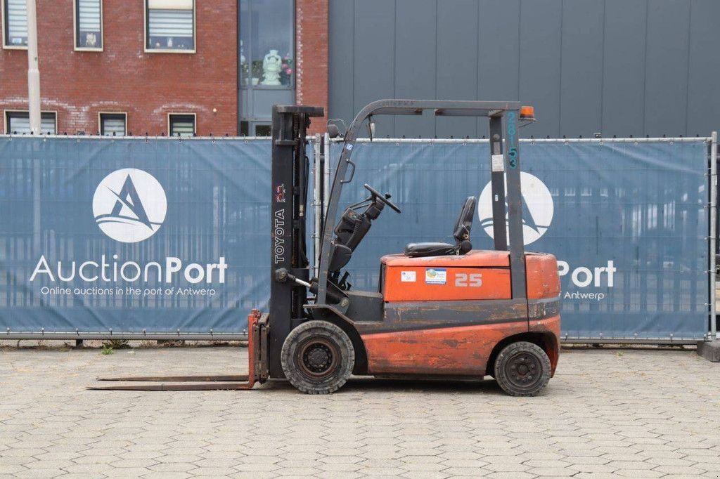 Frontstapler des Typs Toyota 25, Gebrauchtmaschine in Antwerpen (Bild 2)