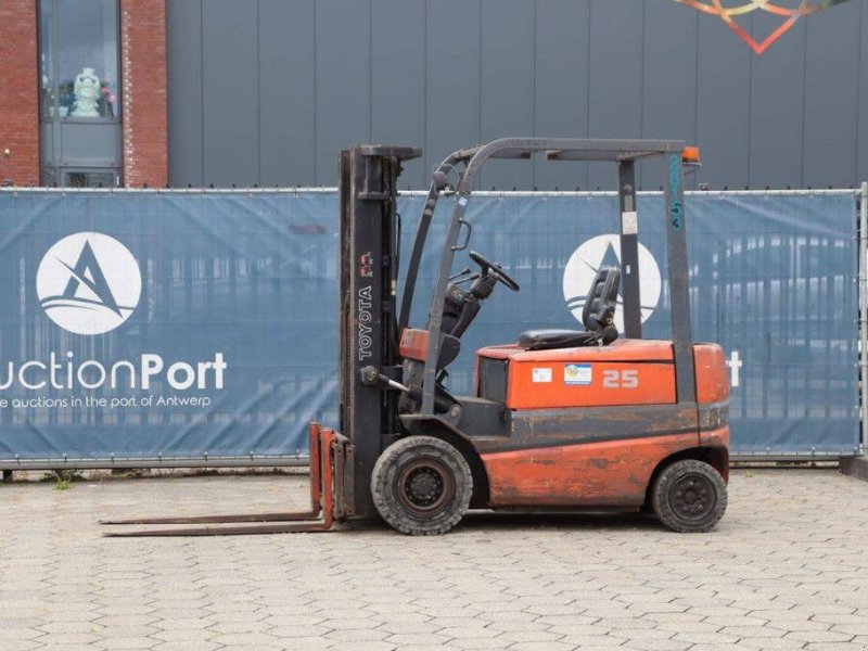 Frontstapler of the type Toyota 25, Gebrauchtmaschine in Antwerpen (Picture 1)